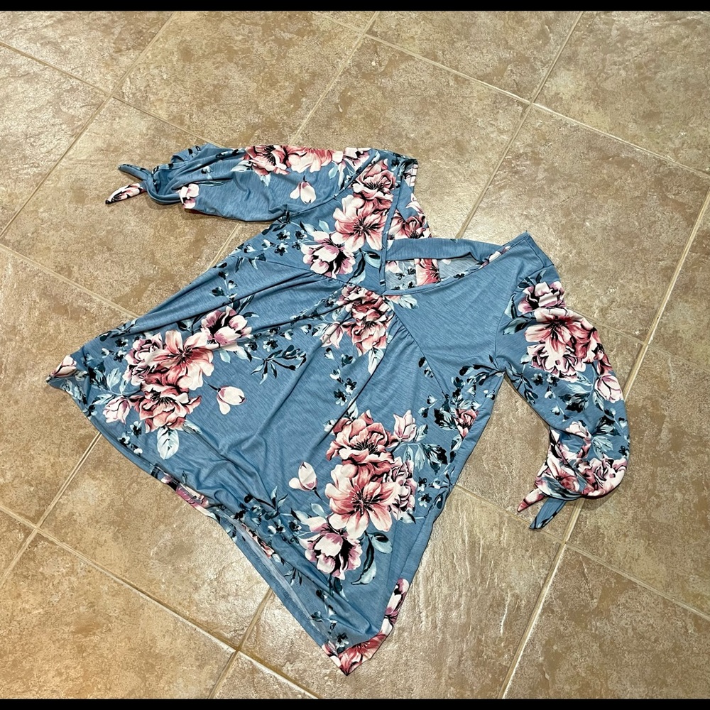 Beautiful floral top from Vanilla Bay. Perfect for this season’s floral trend.